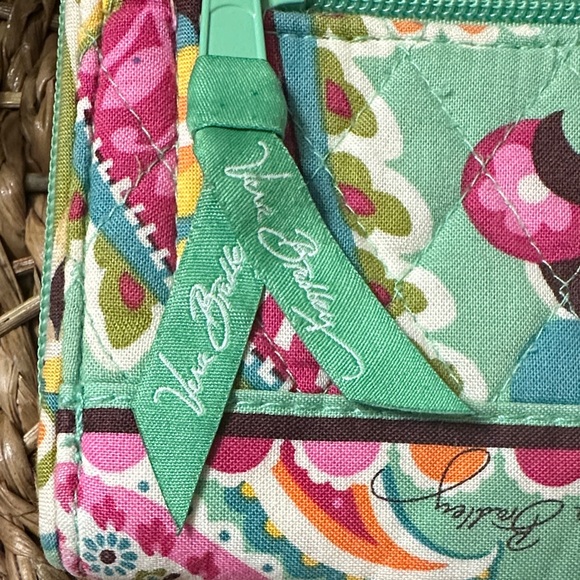 ✳️Vera Bradley Tutti Frutti Turn
Lock Wallet Mint Green Multicolor Paisley - Picture 15 of 16